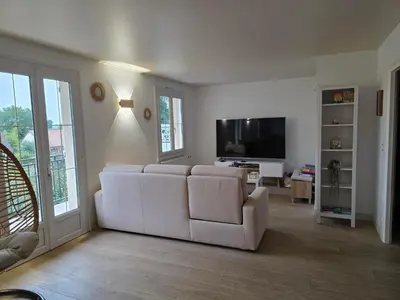 Télévision ou salle de divertissement dans l'établissement Maison type Villa avec Jacuzzi proche du circuit