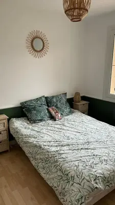 Un ou plusieurs lits dans un hébergement de l'établissement Maison type Villa avec Jacuzzi proche du circuit