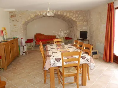 Coin salon dans l'établissement Authentique Maison de Vigneron XIXe au Coeur du Val de Loire, 4 Chambres, Parking, Jardin - FR-1-381-126