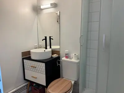 Salle de bains dans l'établissement Le Nid du Guesclin