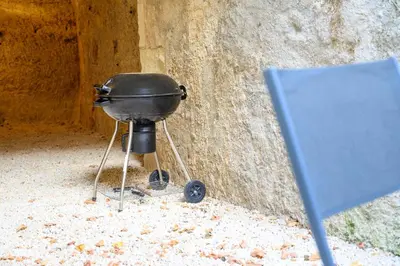 Barbecue disponible mis à disposition des clients de la maison de vacances