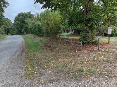 Jardin de l'établissement Entre campagne et forêt à 900m du zoo et au pied des pistes cyclables