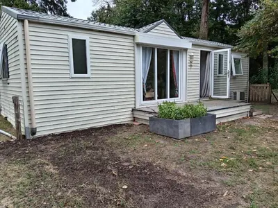 Jardin de l'établissement Entre campagne et forêt à 900m du zoo et au pied des pistes cyclables