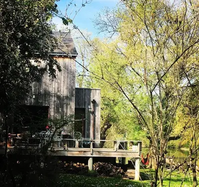 Jardin de l'établissement Une jolie Maison en bois au bord de l'Indre