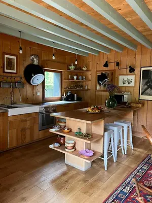 Cuisine ou kitchenette dans l'établissement Une jolie Maison en bois au bord de l'Indre