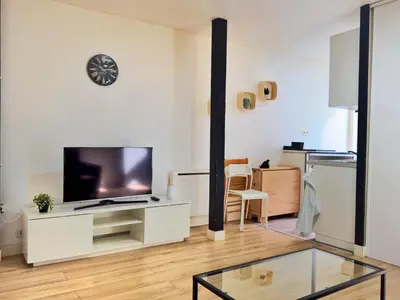 Télévision ou salle de divertissement dans l'établissement Le Beige