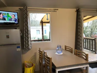 Télévision ou salle de divertissement dans l'établissement Mobile home 2chs 4à5 pers 32m2 entre Châteaux et Zoo de Beauval