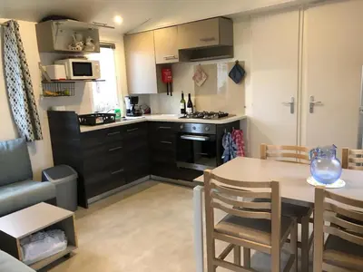 Cuisine ou kitchenette dans l'établissement Mobile home 2chs 4à5 pers 32m2 entre Châteaux et Zoo de Beauval