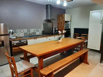 Cuisine ou kitchenette dans l'établissement Maison accueillante à Clermont-Créans, 70m² avec jardin