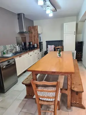 Cuisine ou kitchenette dans l'établissement Maison accueillante à Clermont-Créans, 70m² avec jardin