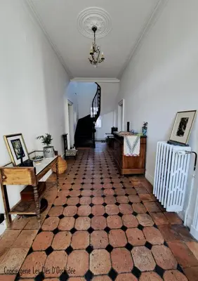 Télévision ou salle de divertissement dans l'établissement House Le Havre du Négociant