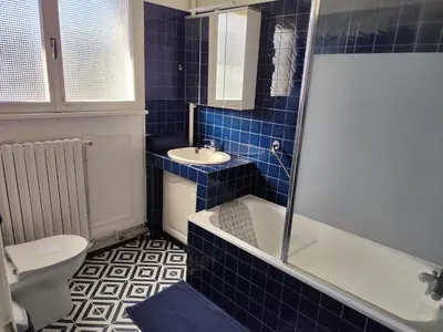 Salle de bains dans l'établissement Maison 3 chambres Le Mans, proche circuit
