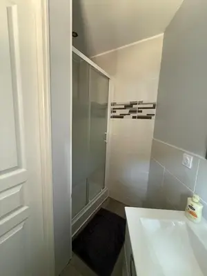 Salle de bains dans l'établissement Fully equipped one-bedroom apartment, unpack your bags