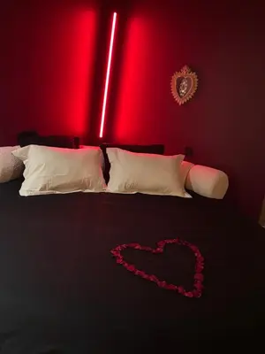 Un ou plusieurs lits dans un hébergement de l'établissement Love Room Elixir du désir