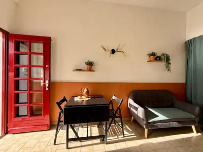 Coin salon dans l'établissement Studio cosy avec mezzanine et parking proche centre