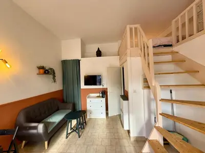 Coin salon dans l'établissement Studio cosy avec mezzanine et parking proche centre
