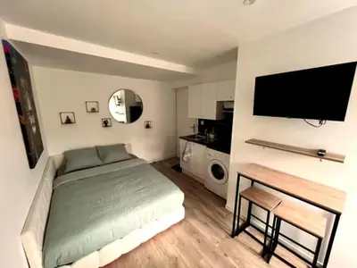 Télévision ou salle de divertissement dans l'établissement le Nook - Studio cosy au Mans