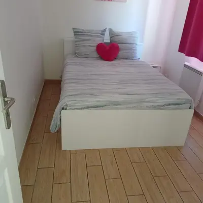 Un ou plusieurs lits dans un hébergement de l'établissement MAISON spacieuse