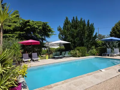 Piscine de l'établissement Gite indépendant des Caves ou située à proximité