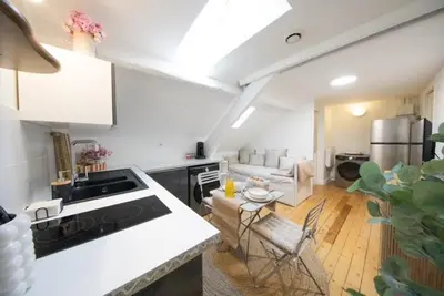 Cuisine ou kitchenette dans l'établissement Comfort and Video Projector Close to Downtown