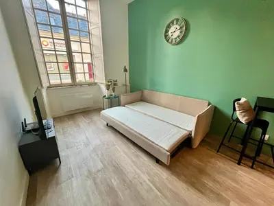 Un ou plusieurs lits dans un hébergement de l'établissement Studio de plain pied rénové et lumineux, Beaufort-en-Anjou, proche de la Loire et de ses châteaux