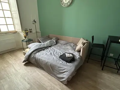 Un ou plusieurs lits dans un hébergement de l'établissement Studio de plain pied rénové et lumineux, Beaufort-en-Anjou, proche de la Loire et de ses châteaux