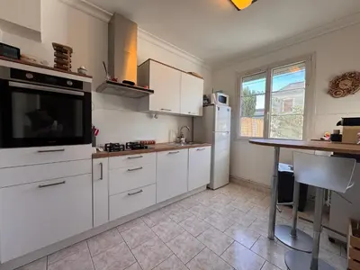Cuisine ou kitchenette dans l'établissement Le Tavano - 5pers - 24h du Mans