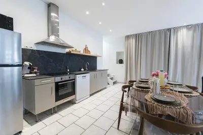 Cuisine ou kitchenette dans l'établissement Loft Station Parking Video Projector near Tours