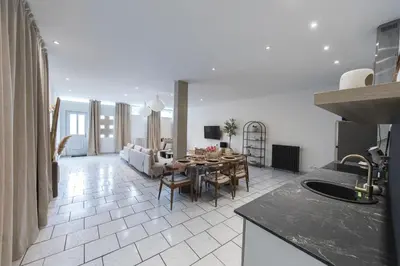 Cuisine ou kitchenette dans l'établissement Loft Station Parking Video Projector near Tours