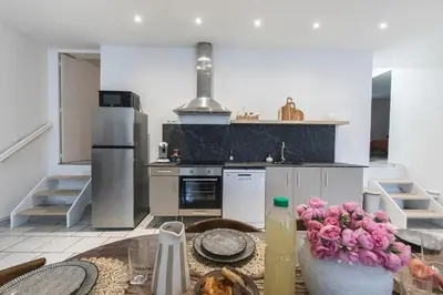 Cuisine ou kitchenette dans l'établissement Loft Station Parking Video Projector near Tours
