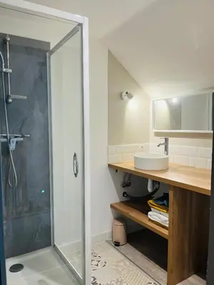 Salle de bains dans l'établissement Le Petit Bréhémontais