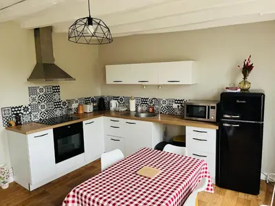Cuisine ou kitchenette dans l'établissement Le Petit Bréhémontais