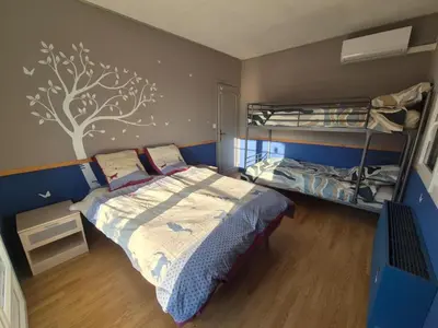 Un ou plusieurs lits dans un hébergement de l'établissement Chambre bleu dans un appartement independant de l habitation