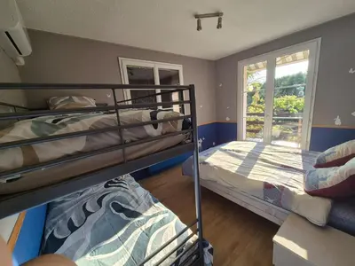 Un ou plusieurs lits dans un hébergement de l'établissement Chambre bleu dans un appartement independant de l habitation