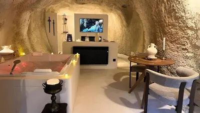 Coin salon dans l'établissement SUITE KHALEESI - Troglodyte - Balnéo 2 places