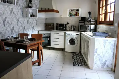 Cuisine ou kitchenette dans l'établissement Maison plein centre