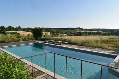 Piscine de l'établissement Château de Chavigny ou située à proximité