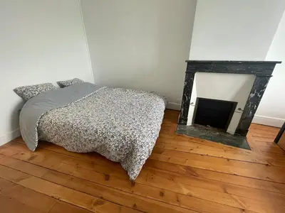 Un ou plusieurs lits dans un hébergement de l'établissement Appartement lumineux avec cour privée 2 chambres 6 personnes plein centre