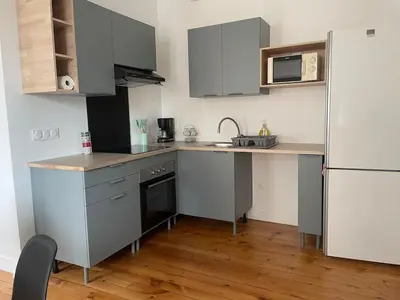 Cuisine ou kitchenette dans l'établissement Appartement lumineux avec cour privée 2 chambres 6 personnes plein centre