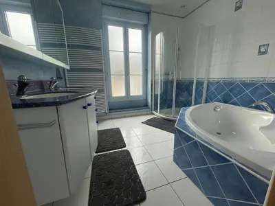 Salle de bains dans l'établissement Appartement lumineux avec cour privée 2 chambres 6 personnes plein centre