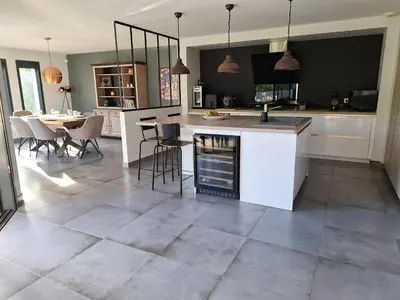 Cuisine ou kitchenette dans l'établissement Parenthèse contemporaine - Élégance et nature - 15 min du Circuit des 24h