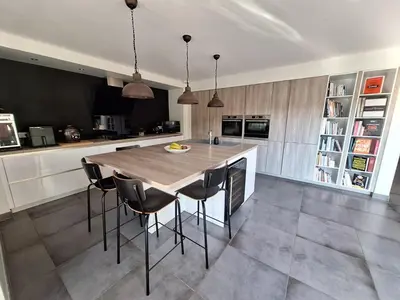 Cuisine ou kitchenette dans l'établissement Parenthèse contemporaine - Élégance et nature - 15 min du Circuit des 24h