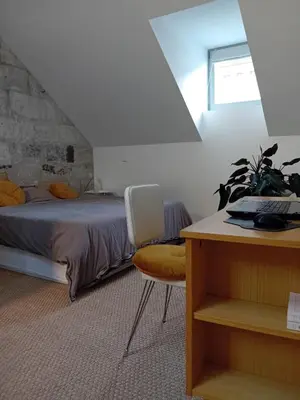 Un ou plusieurs lits dans un hébergement de l'établissement Tiny, bright architect-designed loft, king size