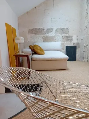 Un ou plusieurs lits dans un hébergement de l'établissement Tiny, bright architect-designed loft, king size