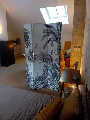 Un ou plusieurs lits dans un hébergement de l'établissement Tiny, bright architect-designed loft, king size