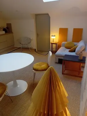 Un ou plusieurs lits dans un hébergement de l'établissement Tiny, bright architect-designed loft, king size
