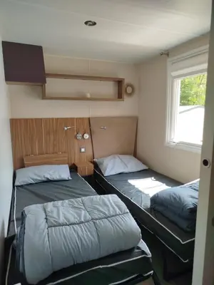 Un ou plusieurs lits dans un hébergement de l'établissement Domaine de Dugny mobile home confortable