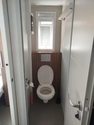 Salle de bains dans l'établissement Domaine de Dugny mobile home confortable