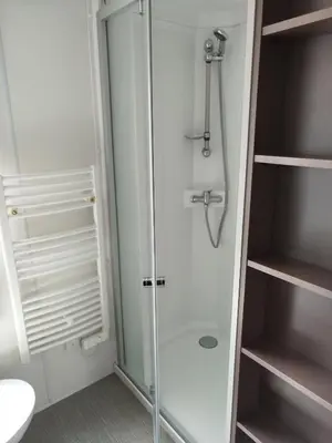 Salle de bains dans l'établissement Domaine de Dugny mobile home confortable