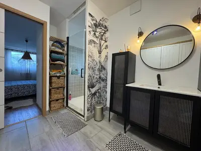 Salle de bains dans l'établissement LUrban Garden - 6pers - Jardin - Circuit Bugatti